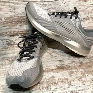 Women’s Size 10 Brooks Levitate Gray/White Running Shoes